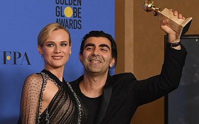 Diane Kruger et le réalisateur Fatih Akin, avec leur trophée du Golden Globe de meilleur film en langue étrangère pour 'In The Fade' au Beverly Hilton Hotel, en Californie, le 7 janvier 2018. (Crédit : Kevin Winter/Getty Images/AFP Diane Kruger et le réalisateur Fatih Akin, avec leur trophée du Golden Globe de meilleur film en langue étrangère pour 'In The Fade' au Beverly Hilton Hotel, en Californie, le 7 janvier 2018. (Crédit : Kevin Winter/Getty Images/AFP