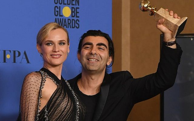 Diane Kruger et le réalisateur Fatih Akin, avec leur trophée du Golden Globe de meilleur film en langue étrangère pour 'In The Fade' au Beverly Hilton Hotel, en Californie, le 7 janvier 2018. (Crédit : Kevin Winter/Getty Images/AFP