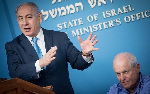 Le Premier ministre Benjamin Netanyahu en compagnie du ministre des Affaires sociales, Haim Katz, lors d'une conférence de presse annonçant une augmentation des allocations pour adultes handicapés, le 3 janvier 2018 (Yonatan Sindel / Flash90)