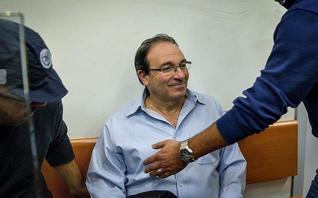 Dov Zur, maire de Rishon Lezion, arrive devant le tribunal de première instance de Rishon Lezion pour la prolongation de sa suspension provisoire, le 7 décembre 2017. (Avi Dishi / Flash90) Dov Zur, maire de Rishon Lezion, arrive devant le tribunal de première instance de Rishon Lezion pour la prolongation de sa suspension provisoire, le 7 décembre 2017. (Avi Dishi / Flash90)