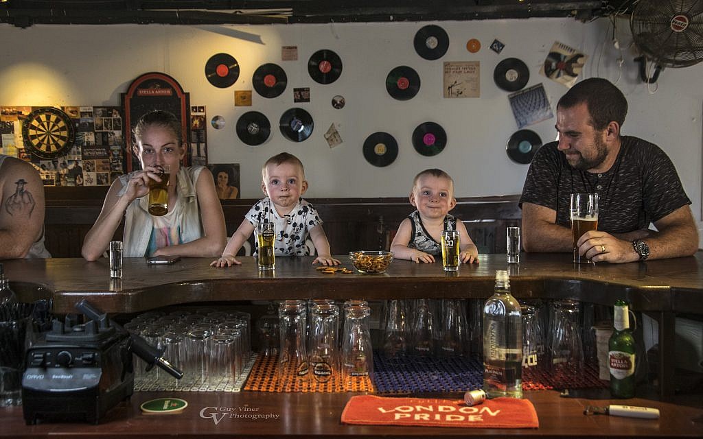 Au pub avec papa et maman (avec la permission de Guy Vainer)