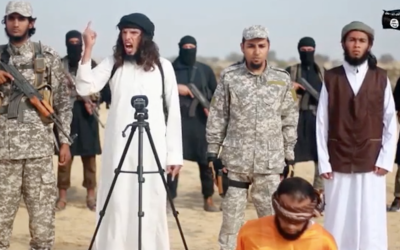 Capture d'écran d'une vidéo publiée le 3 janvier 2017 et produite par l’Etat islamique dans la péninsule du Sinaï dans laquelle le groupe terroriste déclare la guerre au Hamas et exécute l'un de ses propres membres pour avoir fait de la contrebande d’armes avec le groupe palestinien (Capture d'écran)