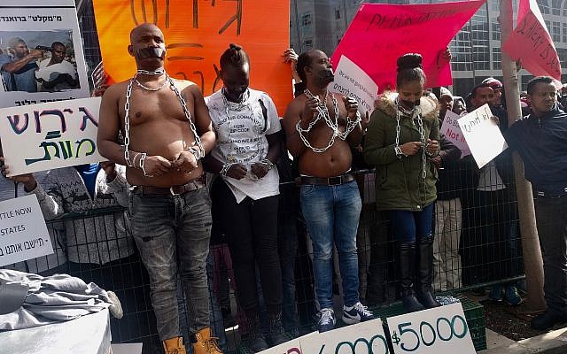 Des militants érythréens ont organisé une vente aux enchères d'esclaves devant l'ambassade du Rwanda, à Herzliya, le 22 janvier 2018, afin de protester contre les expulsions prévues (Melanie Lidman / Times of Israël) Des militants érythréens ont organisé une vente aux enchères d'esclaves devant l'ambassade du Rwanda, à Herzliya, le 22 janvier 2018, afin de protester contre les expulsions prévues (Melanie Lidman / Times of Israël)