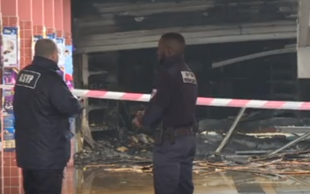 L'Hyper-Casher de Créteil, le 9 janvier 2018, adjacent du magasin Promo & Destock, qui a été incendié le 9 janvier 2018, une semaine après que des graffitis antisémites y ont été découverts (Capture d'écran : AFP PHOTO) L'Hyper-Casher de Créteil, le 9 janvier 2018, adjacent du magasin Promo & Destock, qui a été incendié le 9 janvier 2018, une semaine après que des graffitis antisémites y ont été découverts (Capture d'écran : AFP PHOTO)