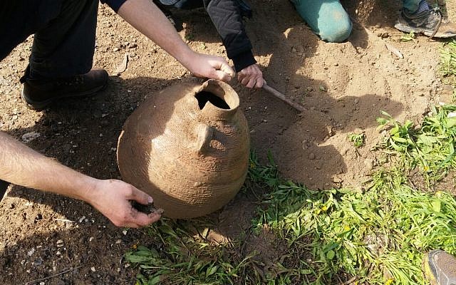 La jarre de l'ère byzantine durant une randonnée familiale dans le parc national de Beit Shean (Crédit : Shmuelik Armon)