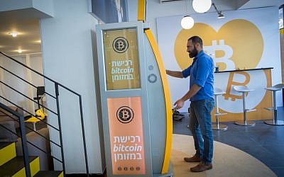 Photo du centre de change de Bitcoin sur la rue Dizengoff, à Tel Aviv, qui compte un musée décrivant l'histoire de la crypto-monnaie et qui abrite un guichet automatique de Bitcoin. C’est également un lieu de rencontres pour les adeptes des crypto-monnaies. 5 novembre 2017 (Miriam Alster / FLASH90) Photo du centre de change de Bitcoin sur la rue Dizengoff, à Tel Aviv, qui compte un musée décrivant l'histoire de la crypto-monnaie et qui abrite un guichet automatique de Bitcoin. C’est également un lieu de rencontres pour les adeptes des crypto-monnaies. 5 novembre 2017 (Miriam Alster / FLASH90)