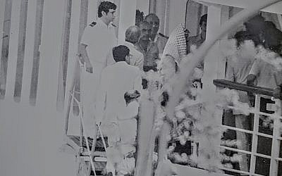 Le chef de l'OLP, Yasser Arafat, à Keffiyah, photographié par un tireur d'élite israélien, quittant Beyrouth en 1982 (Crédit : Autorisation d'Oded Shamir)