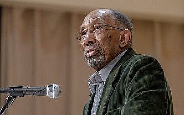 Julius Lester après sa réception du prix Samuel Minot Jones, le 16 avril 2015 (Crédit :  CC BY 2.0 Flikr/Jones Library)