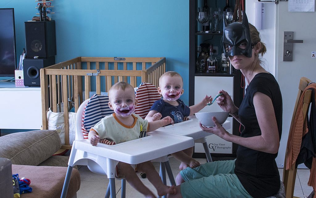 Les jumeaux Vainer se prennent pour le Joker et la maman Dalit se prend pour Batman (avec la permission de Guy Vainer)