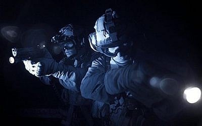 Les forces israéliennes de sécurité lors d'un raid dans la ville de Jénine, en Cisjordanie, à la poursuite des meurtriers palestiniens du rabbin israélien Raziel Shevach, le 18 janvier 2018 (Crédit : Police israélienne)