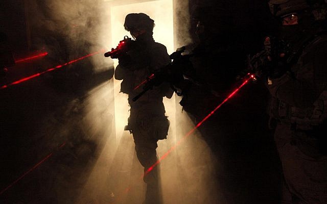 Les forces israéliennes de sécurité lors d'un raid dans la ville de Jénine, en Cisjordanie, à la poursuite des meurtriers palestiniens du rabbin israélien Raziel Shevach, le 18 janvier 2018 (Crédit : Police israélienne) Les forces israéliennes de sécurité lors d'un raid dans la ville de Jénine, en Cisjordanie, à la poursuite des meurtriers palestiniens du rabbin israélien Raziel Shevach, le 18 janvier 2018 (Crédit : Police israélienne)
