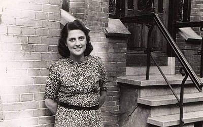 Alice Cohn pose devant le bâtiment dans lequel elle s'est cachée des nazis, à Utrecht, aux Pays-Bas. La photo a été prise après la libération de l'Europe en 1945. (Courtesy : National Holocaust Museum)
