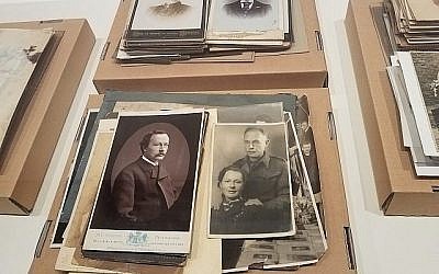 Au Musée national de l'Holocauste à Amsterdam, aux Pays-Bas, une exposition sur la création des faux de l'époque nazie comprend des portraits d'hommes et de femmes néerlandais, tels qu'ils sont utilisés par le registre national de la population, décembre 2017. (Matt Lebovic / The Times of Israel)