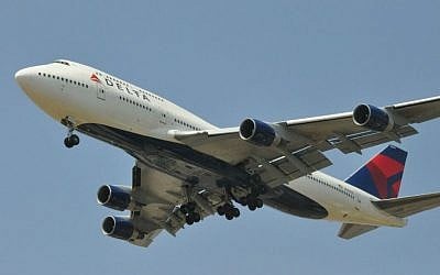 Photo d'illustration d'un avion Delta de type 747-400 atterrissant à l'aéroport Ben Gurion, au mois de juin 2012 (Crédit : Wikipedia/AF1621/CC BY 3.0)
