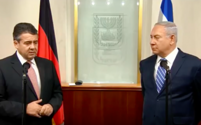 Sigmar Gabriel (g) et Benjamin Netanyahu, à Jérusalem, le 31 janvier 2018 (Crédit : capture d'écran YouTube) Sigmar Gabriel (g) et Benjamin Netanyahu, à Jérusalem, le 31 janvier 2018 (Crédit : capture d'écran YouTube)