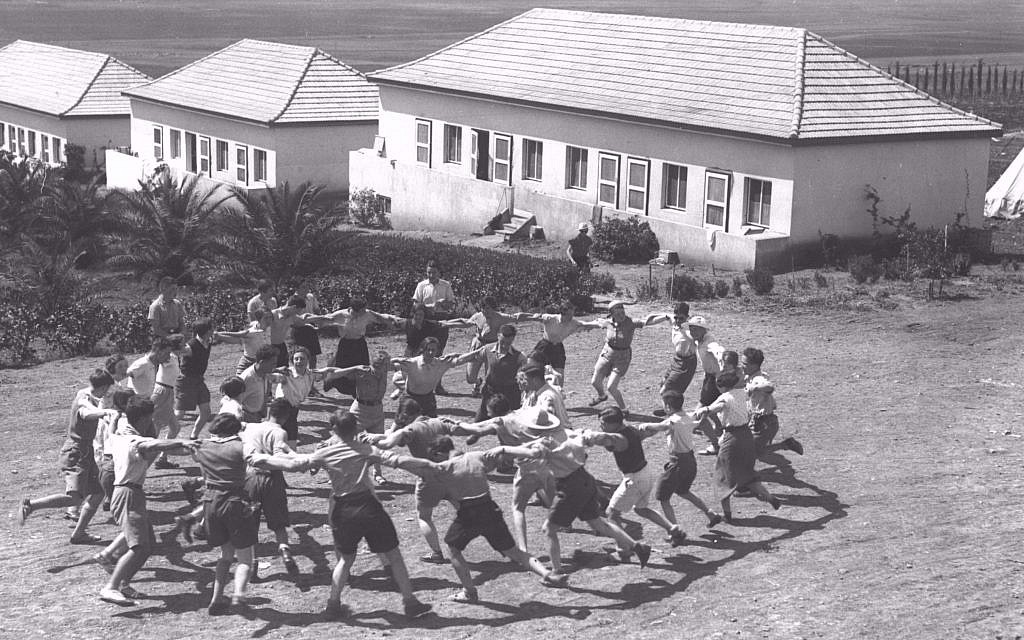 Des jeunes olim d'Allemagne dansent la hora au kibboutz Ein Harod, en 1936 (Crédit :Kluger Zoltan/GPO)