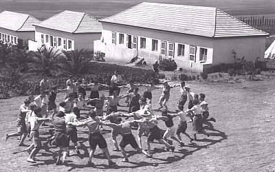 Des jeunes olim d'Allemagne dansent la hora au kibboutz Ein Harod, en 1936 (Crédit :Kluger Zoltan/GPO)