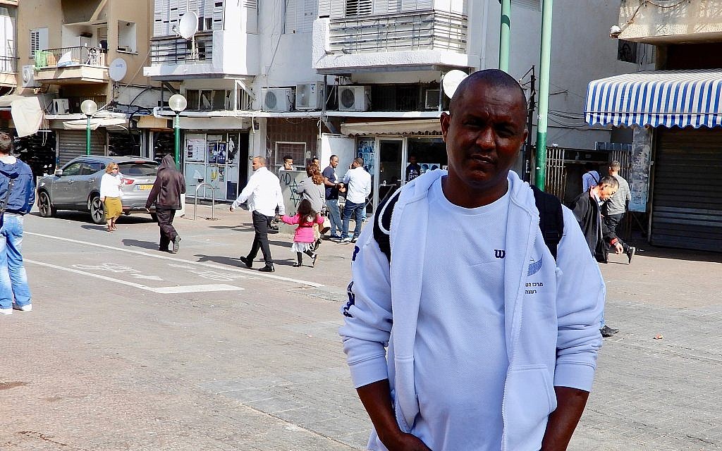 Le militant Bluts Iyassu Zeru dans le sud de Tel Aviv le 13 janvier 2018, avant une réunion hebdomadaire de l'organisation  Eritreans United for Justice, un groupe d'opposition consacré à l'union des Erythréens de la diaspora pour le renversement du dictateur en Erythrée (Crédit : Melanie Lidman/Times of Israel)