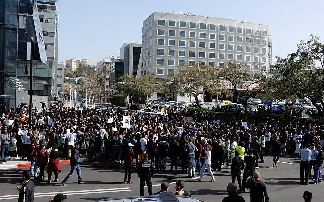 Plus de 1 000 demandeurs d'asile érythréens se sont rassemblés devant l'ambassade du Rwanda le 22 janvier 2018 pour protester contre les expulsions prévues. (Melanie Lidman/Times of Israel) Plus de 1 000 demandeurs d'asile érythréens se sont rassemblés devant l'ambassade du Rwanda le 22 janvier 2018 pour protester contre les expulsions prévues. (Melanie Lidman/Times of Israel)