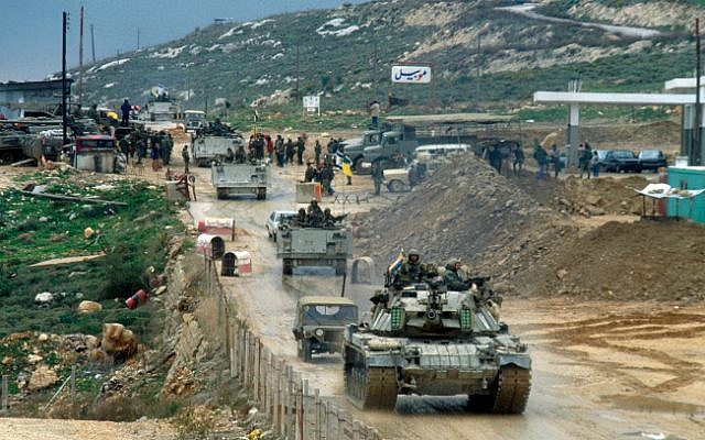 Des véhicules de l'armée israélienne sur le pont d'Awali lors du retrait du Liban, le 16 février 1985 (Crédit :  Yossi Zamir/Flash90)