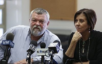 La présidente de Meretz Zahava Galon et le député Meretz Ilan Gilon lors d'une réunion du parti à la Knesset le 25 Novembre 2013. (Yonatan Sindel / Flash90)