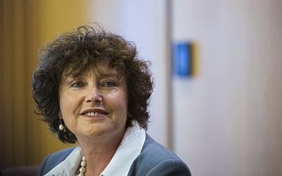 Karnit Flug, gouverneur de la Banque d'Israël, prend la parole lors d'une conférence de presse à Jérusalem, le 31 mars 2015 (Yonatan Sindel / Flash90)