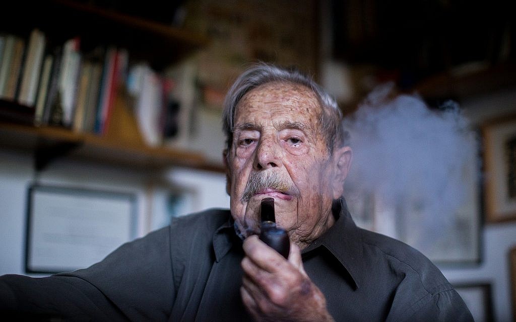 Le poète vétéran israélien, romancier et réalisateur de documentaires Haim Gouri à son domicile de Jérusalem, le 6 juillet 2015 (Crédit : Yonatan Sindel/Flash90)