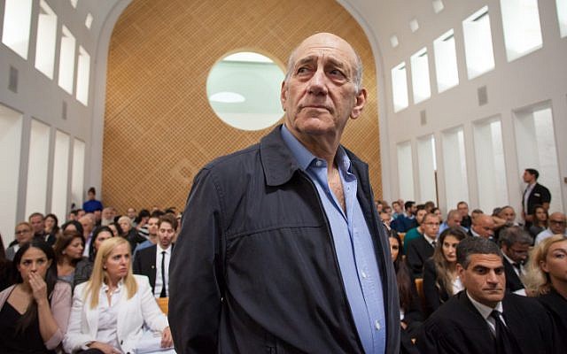 L'ancien premier ministre Ehud Olmert à la Cour suprême de Jérusalem le 29 décembre 2015. (Photo par Emil Salman/POOL) L'ancien premier ministre Ehud Olmert à la Cour suprême de Jérusalem le 29 décembre 2015. (Photo par Emil Salman/POOL)
