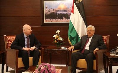 L'envoyé du président américain Donald Trump au Moyen-Orient, Jason Greenblatt, rencontre le dirigeant palestinien Mahmoud Abbas dans la ville de Ramallah en Cisjordanie, le 25 mai 2017. (Crédit : FLASH90) L'envoyé du président américain Donald Trump au Moyen-Orient, Jason Greenblatt, rencontre le dirigeant palestinien Mahmoud Abbas dans la ville de Ramallah en Cisjordanie, le 25 mai 2017. (Crédit : FLASH90)