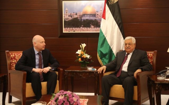 L'envoyé du président américain Donald Trump au Moyen-Orient, Jason Greenblatt, rencontre le dirigeant palestinien Mahmoud Abbas dans la ville de Ramallah en Cisjordanie, le 25 mai 2017. (Crédit : FLASH90) L'envoyé du président américain Donald Trump au Moyen-Orient, Jason Greenblatt, rencontre le dirigeant palestinien Mahmoud Abbas dans la ville de Ramallah en Cisjordanie, le 25 mai 2017. (Crédit : FLASH90)