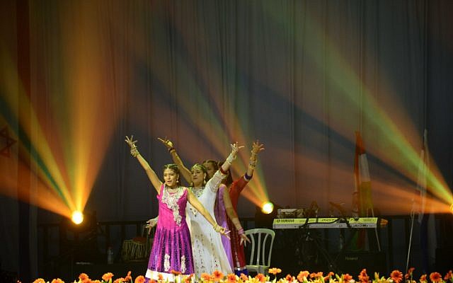 Une performance de Bollywood lors d'un événement célébrant 25 ans de bonnes relations entre Israël et l'Inde lors de la visite officielle du Premier ministre indien Narendra Modi, au Centre des congrès de Tel Aviv, le 5 juillet 2017 (Crédit : Tomer Neuberg / Flash90)