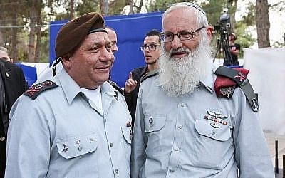 Le chef d'état-major de Tsahal, le général Gadi Eisenkot, à gauche, et le chef du rabbinat militaire Eyal Karim lors d'une cérémonie à Jérusalem, le 1er novembre 2017. (Marc Israel Sellem / Flash90)