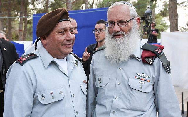 Le chef d'état-major de Tsahal, le général Gadi Eisenkot, à gauche, et le chef du rabbinat militaire Eyal Karim lors d'une cérémonie à Jérusalem, le 1er novembre 2017. (Marc Israel Sellem / Flash90) Le chef d'état-major de Tsahal, le général Gadi Eisenkot, à gauche, et le chef du rabbinat militaire Eyal Karim lors d'une cérémonie à Jérusalem, le 1er novembre 2017. (Marc Israel Sellem / Flash90)
