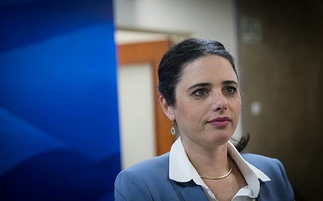 La ministre de la Justice Ayelet Shaked à la réunion hebdomadaire au bureau du Premier ministre, le 17 décembre 2017. (Crédit : Yonatan Sindel/Flash90)