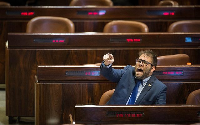Le député du Likud Oren Hazan réagit à un discours de Hanin Zoabi de la Liste arabe unie le 27 décembre 2017 (Crédit :  Hadas Parush/Flash90)