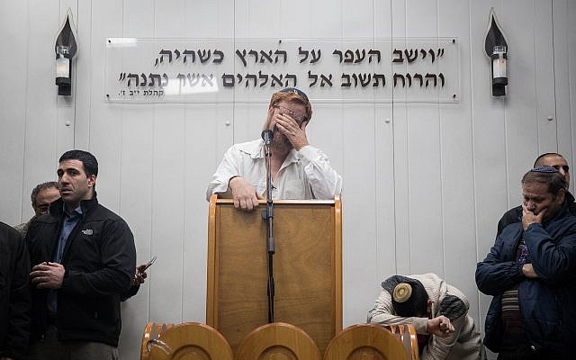 Le député Yehudah Glick prononce un éloge funèbre pour sa femme Yaffa Glick, au cimetière Har HaMenou'hot, à Jérusalem, le 1 janvier2018. (Crédit : Hadas Parush/Flash90)