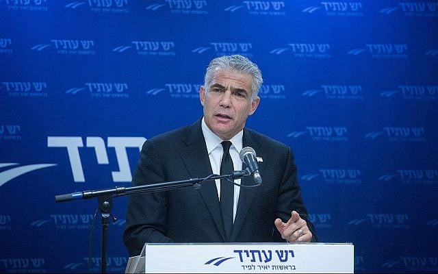 Yair Lapid, leader du parti Yesh Atid, dirige une réunion de sa faction à la Knesset, le 1er janvier 2018 (Miriam Alster / Flash90)