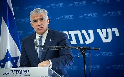 Le député Yair Lapid dirige une réunion de la faction Yesh Atid à la Knesset, le 8 janvier 2018. (Miriam Alster / Flash90)