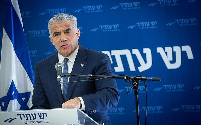 Le député Yair Lapid dirige une réunion de la faction Yesh Atid à la Knesset, le 8 janvier 2018. (Miriam Alster / Flash90)