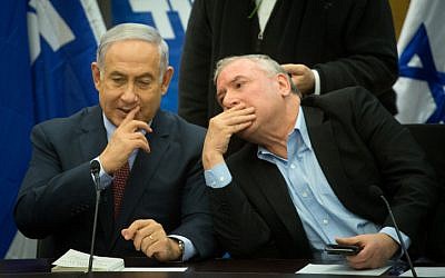 Le Premier ministre Benjamin Netanyahu et le député David Amsalem durant une rencontre de faction du parti du Likud à la Knesset, le 8 janvier 2018 (Crédit : Miriam Alster/Flash90)