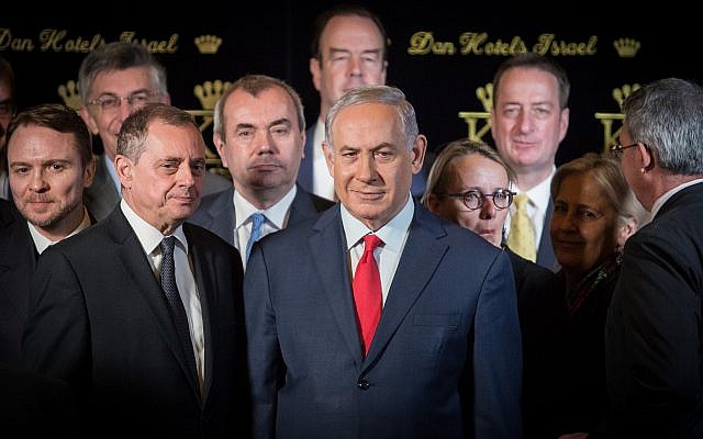 Le  Premier ministre Benjamin Netanyahu lors d'une conférence de presse conjointe avec les ambassadeurs de l'OTAN en Israël à l'hôtel du roi David de Jérusalem, le 9 janvier 2018 (Crédit : Hadas Parushl/Flash90)