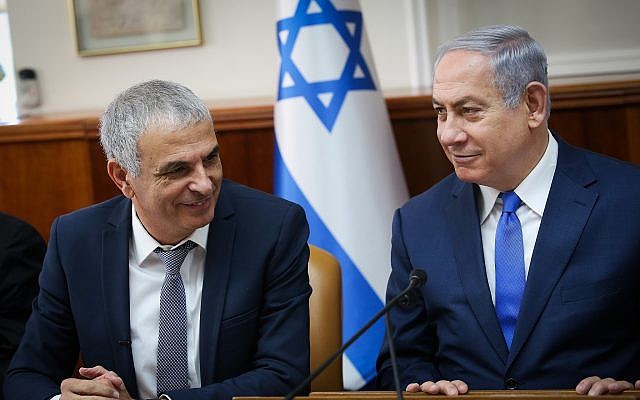 Le Premier ministre Benjamin Netanyahu et le ministre des Finances Moshe Kahlon en réunion du cabinet au bureau du Premier ministre, à Jérusalem le 11 janvier, 2018 (Crédit : Alex Kolomoisky/POOL/Flash90)