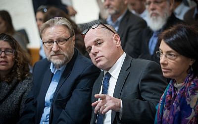 Yizhar Hess (2D), directeur exécutif et président du mouvement Conservative Judaism à la Cour suprême à Jérusalem lors d'une audience du tribunal concernant l'accord du mur occidental, le 14 janvier 2018. (Yonatan Sindel / Flash90)