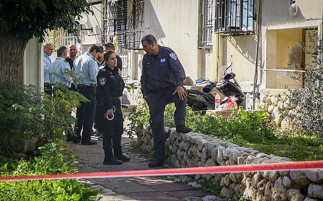 Les policiers sur les lieux où deux femmes ont été retrouvées mortes dans leur appartement à Ashkelon, le 16 janvier 2018. (Flash90) Les policiers sur les lieux où deux femmes ont été retrouvées mortes dans leur appartement à Ashkelon, le 16 janvier 2018. (Flash90)