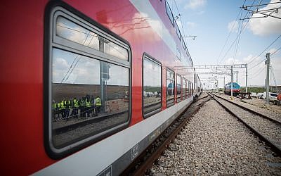 Image du train et de la ligne durant un voyage d'essai du train à grande vitesse reliant Jérusalem à Tel Aviv dans le centre d'Israël le 16 janvier 2018 (Crédit : Hadas Parush/Flash90)