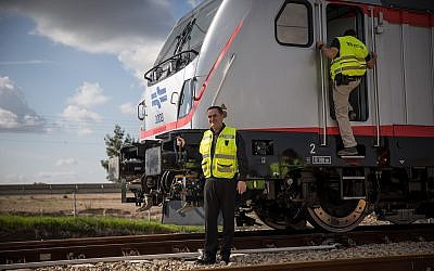 Le ministre des Transports Israel Katz durant un voyage test sur la ligne à grande vitesse Jérusalem-Tel Aviv dans le centre d'Israël le 16 janvier 2018 (Crédit : Hadas Parush/Flash90)