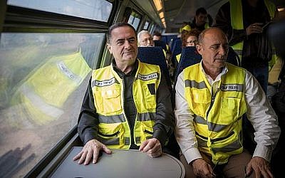 Le PDG d'Israel Railways Shahar Ayalon et le ministre des Transports Israel Katz à bord de la rame d'essai du train qui relie Jérusalem à Tel Aviv, le 16 janiver 2018. (Crédit : Hadas Parush/Flash90)