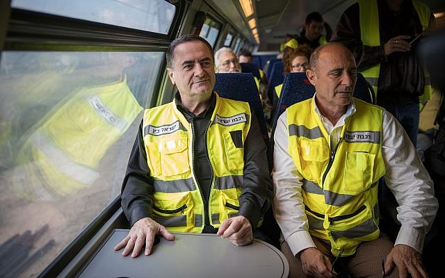 Le PDG d'Israel Railways Shahar Ayalon et le ministre des Transports Israel Katz à bord de la rame d'essai du train qui relie Jérusalem à Tel Aviv, le 16 janiver 2018. (Crédit : Hadas Parush/Flash90) Le PDG d'Israel Railways Shahar Ayalon et le ministre des Transports Israel Katz à bord de la rame d'essai du train qui relie Jérusalem à Tel Aviv, le 16 janiver 2018. (Crédit : Hadas Parush/Flash90)