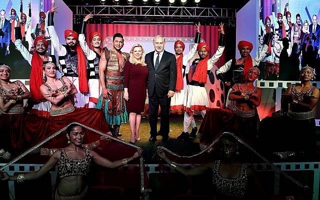 Le Premier ministre Benjamin Netanyahu et son épouse Sara assistent à un rassemblement de stars de Bollywood à Mumbai, en Inde, le 18 janvier 2018 (Crédit : Avi Ohayon / GPO)