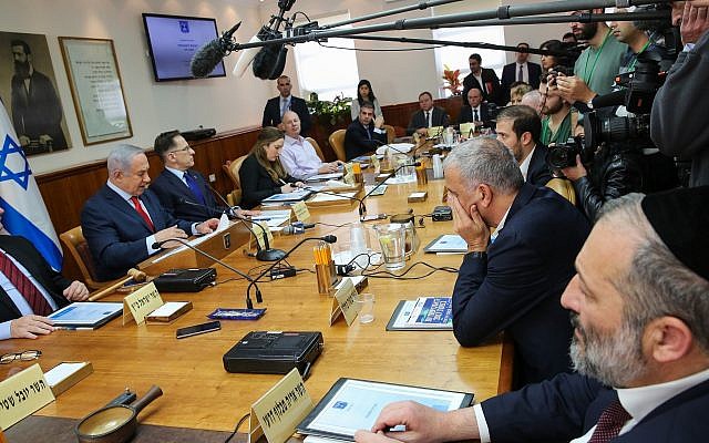 Le Premier ministre Benjamin Netanyahu (à gauche) et le ministre de l'Intérieur Aryeh Deri (à droite) assistent à une réunion du cabinet du Premier ministre à Jérusalem le 21 janvier 2018. (Alex Kolomoisky / POOL)
